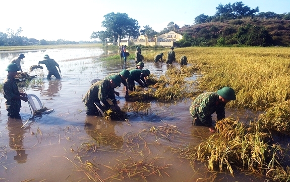 Huy động lực lượng giúp dân vùng lũ khắc phục hậu quả